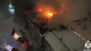 Мощный пожар охватил трехэтажное здание в Новосибирске