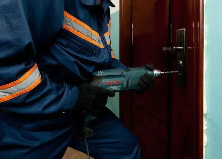 В Шарыпово женщину с инсультом спасли из закрытой квартиры