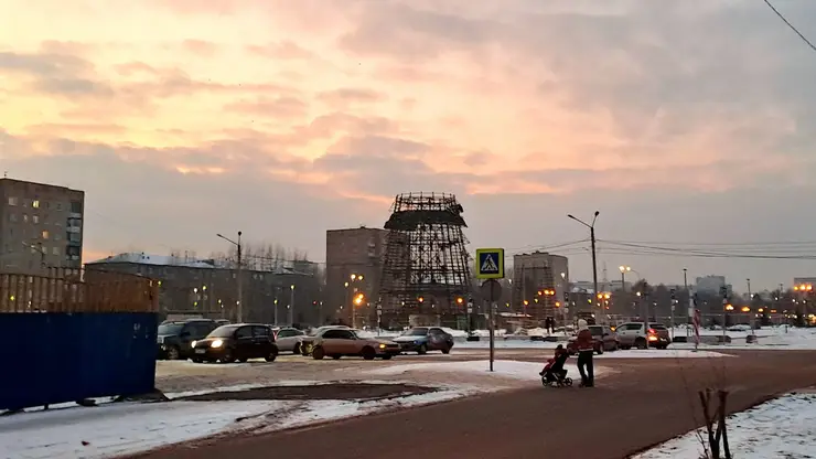 В Красноярске разбирают ледовые городки и ёлки