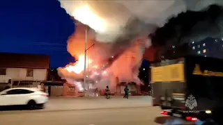 В Красноярске пожарные спасли женщину и троих детей из горящего дома на Калинина В Красноярске пожарные спасли женщину и троих детей из горящего дома на Калинина