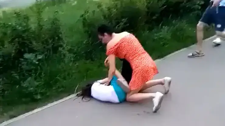 Женщина напала на незнакомую 8-летнюю девочку и начала душить у всех на глазах в микрорайоне Водников