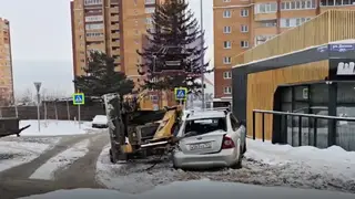 Эвакуатор уронил погрузчик на кольце в Красноярске и повредил два припаркованных автомобиля