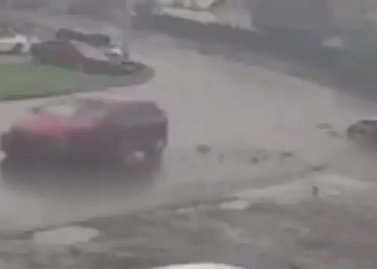 Пьяная мать разрешила 15-летней дочери сесть за руль в Красноярске: девочка попала в ДТП