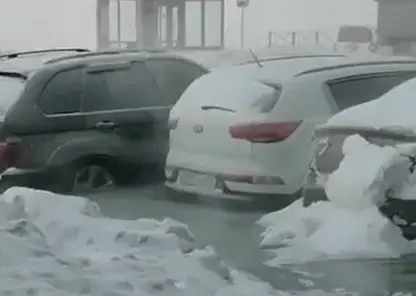 Припарковались до весны. Машины вмерзли в лед после порыва трубы в Норильске