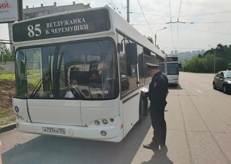 В Красноярске госавтоинспекторы проверяют соблюдение ПДД водителями автобусов