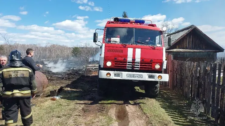 Десять построек сгорелов Уяре из-за пала травы