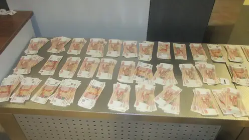 Двое иностранцев пытались вывезти из Красноярска в Узбекистан пять с половиной миллионов