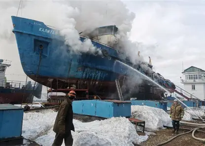  На верфи под Красноярском неосторожный сварщик поджог теплоход