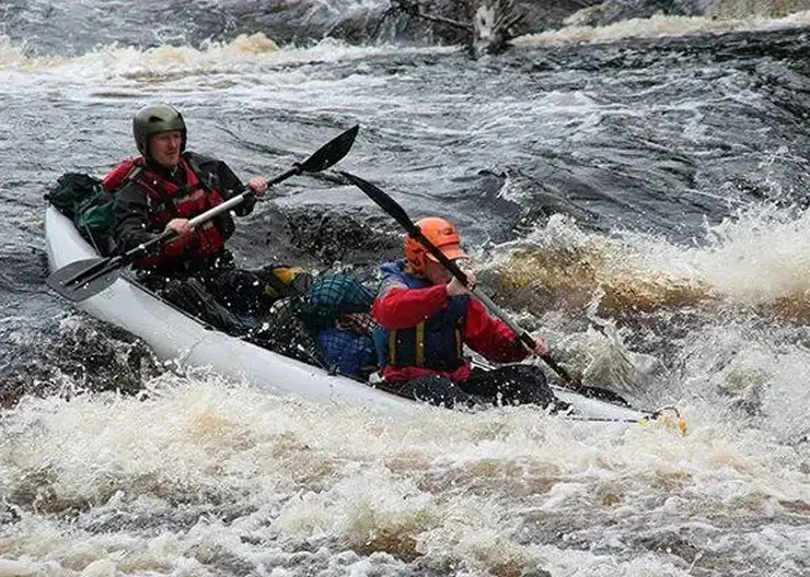 Отец с сыном перевернулись на лодке во время сплава в Красноярском крае, на поиски выезжали спасатели