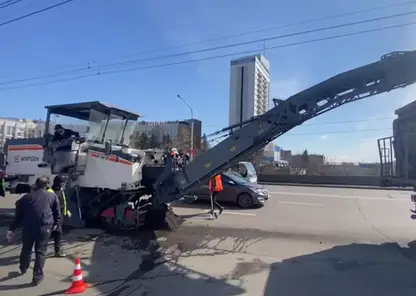 «Пробок не избежать»: в Красноярске на Коммунальном мосту начали снимать старый асфальт