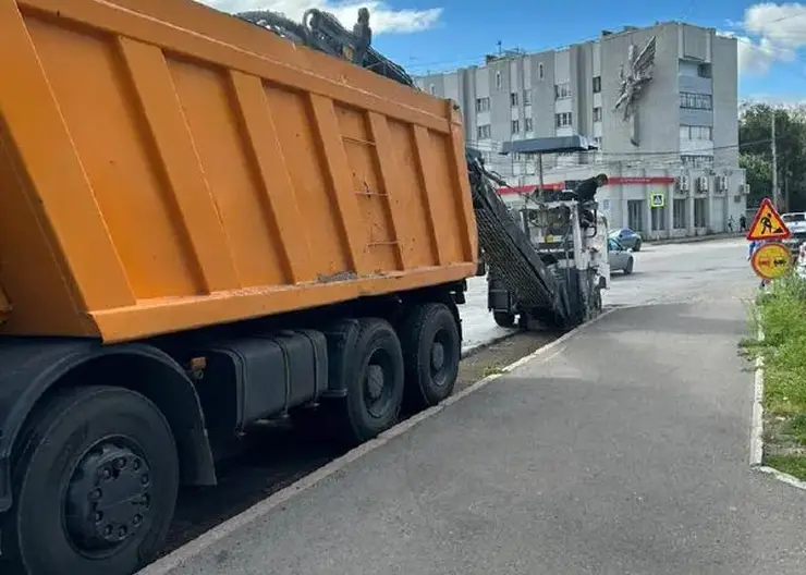В Красноярске на ул. Гладкова снимают старый асфальт