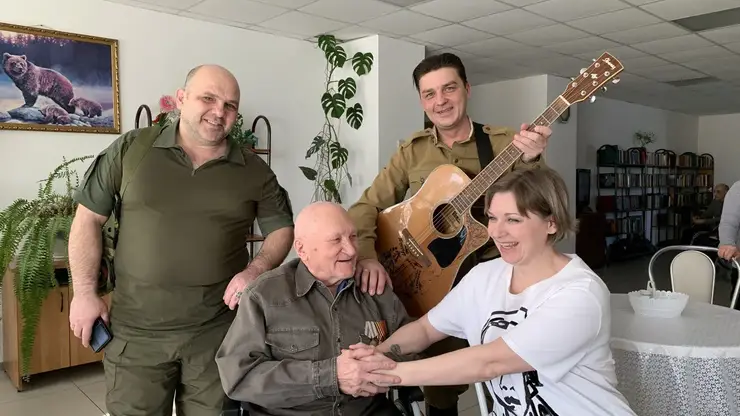 В Красноярске артисты театра Пушкина поздравили ветеранов с Днем защитника Отечества