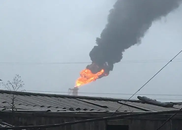 В Омске прогремел мощный взрыв на нефтеперерабатывающем заводе, сейчас там пожар. Двое серьезно пострадали