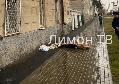 В Канске мужчина насмерть сорвался с четвертого этажа, когда спускался на простынях вниз (видео)