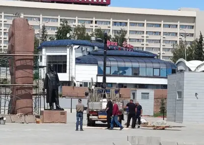 Памятник Чехову вернули на Театральную площадь в Красноярске