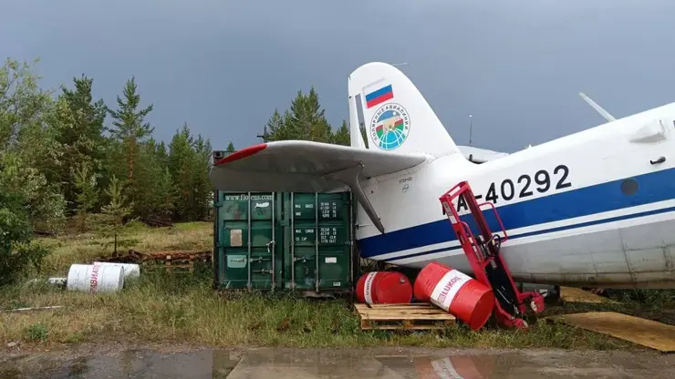 Ветер сорвал крышу здания в аэропорту Якутии и повредил хвост самолёта
