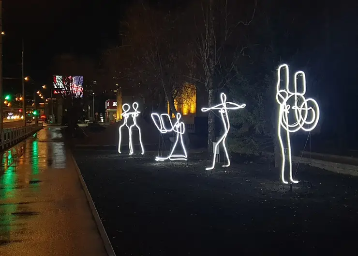 В Красноярске возле КФЭКа на ул. Маерчака появились световые человечки