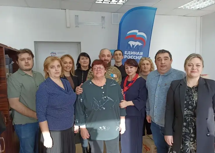 Активисты партии «Единая Россия» собирают гуманитарную помощь в рамках акции «Тепло для Героя»