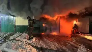 Пожарные спасли двух человек при возгорании здания в Красноярском крае