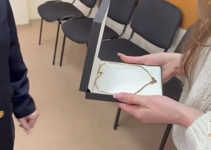 Экс-возлюбленный украл у красноярки колье с бриллиантами на 353 тысячи и сдал в ломбард