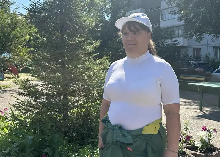 В Красноярске выбрали лучшего дворника. Им стала женщина, за территорией она ухаживает уже 19 лет