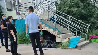 В Якутске под крыльцом стоматологии нашли труп бездомного