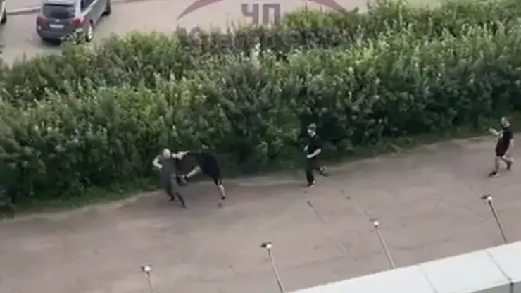 В Красноярске на 9 мая толпа неизвестных избила мужчину