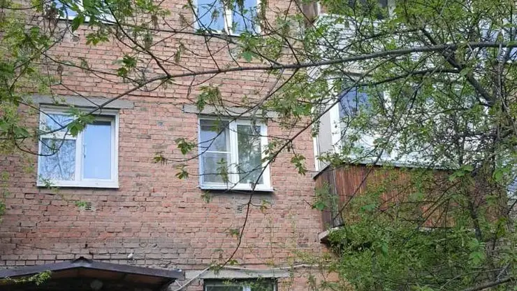 В Красноярске 4-летний ребенок выпал из окна