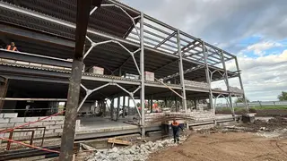 Рабочий сорвался с высоты на стройке школы в Красноярском крае