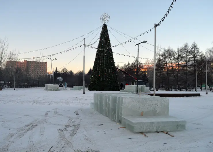 В Октябрьском районе Красноярска начался монтаж ледового городка
