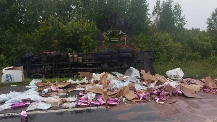 Два грузовика столкнулись на трассе Красноярск-Канск. Один водитель погиб