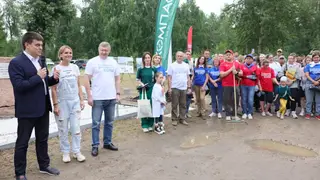 На острове Молокова в Красноярске очистили набережную Енисея