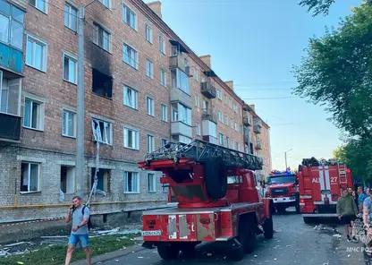 Сотрудники МЧС работают на месте взрыва газа в жилом доме в Канске