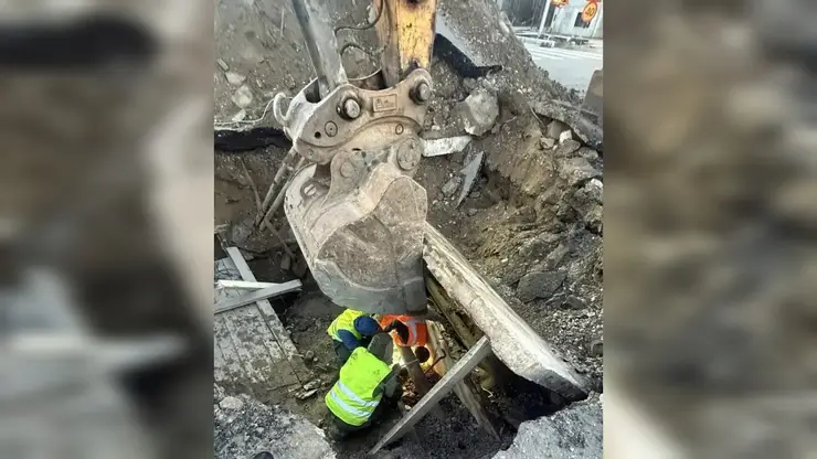 В Красноярске приступили к устранению аварии на водопроводе: начались сварочные работы