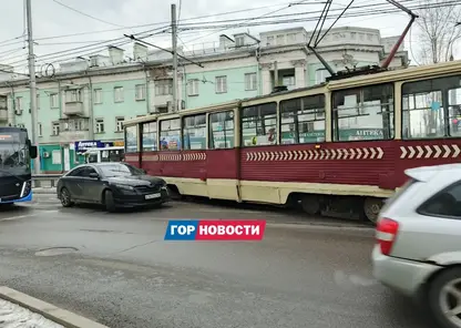 В Красноярске трамвай сошел с рельсов после ДТП на Мичурина