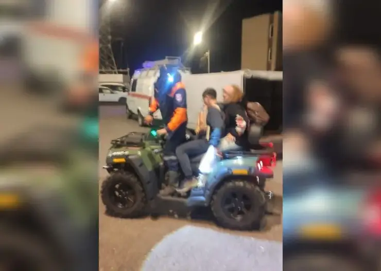 Спасатели ночью эвакуировали двух молодых людей с канатной дороги в красноярском «Бобровом логе»