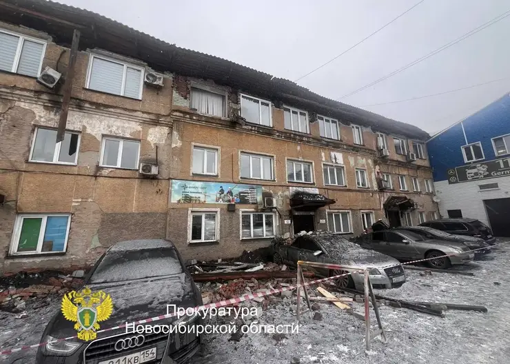 Часть административного здания в Новосибирске рухнула на припаркованные рядом машины
