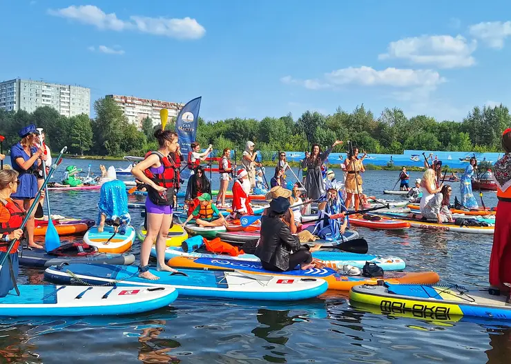 Жемчужина, Дед Мороз и лягушка на сапах: в Красноярске прошёл водный карнавал