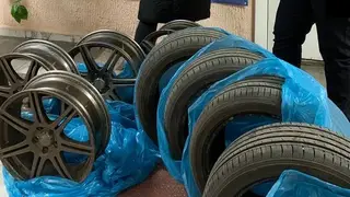 В Красноярском крае двое парней ограбили 30 гаражей за полгода. Они попались украв фигурку деда мороза