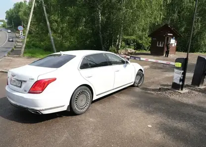 Шлагбаум у входа в нацпарк «Столбы» поставили снова после жалоб красноярцев на скопление машин