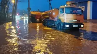 В Красноярске откачали «6 000 ванн» воды с улиц