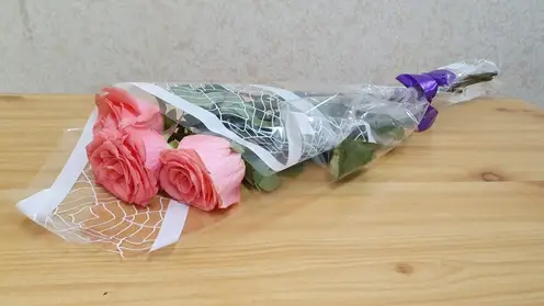 Зеленогорец шел на свидание с похищенными розами, но был задержан полицейскими