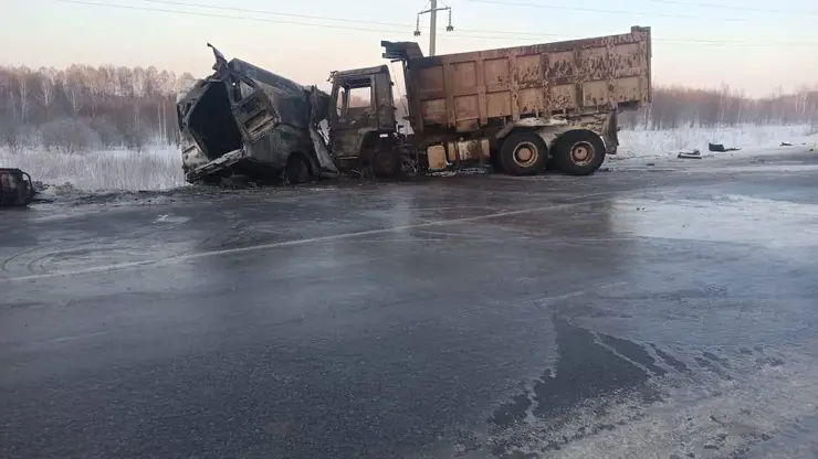 В Томской области в смертельное ДТП попали грузовик и машина скорой помощи