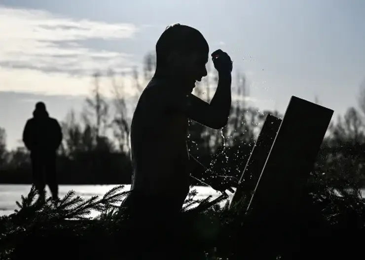 Роспотребнадзор Красноярского края рассказал о правилах безопасности купания в морозы