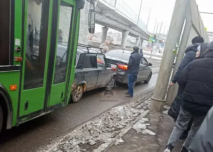 В Красноярске машина попала под автобус и частично парализовала Калинина