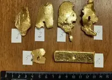 Золотые слитки и украшения на четыре миллиона рублей обнаружили силовики в квартире у жителя Красноярского края
