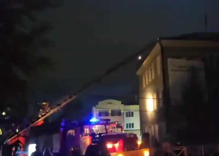 Провода заискрились в Ачинске рядом с колледжем