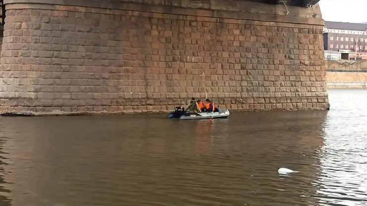 В Красноярске водолазы обследуют Коммунальный мост