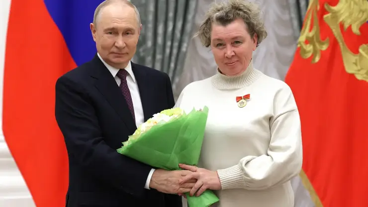 Красноярская учительница физики получила знак отличия из рук президента Владимира Путина