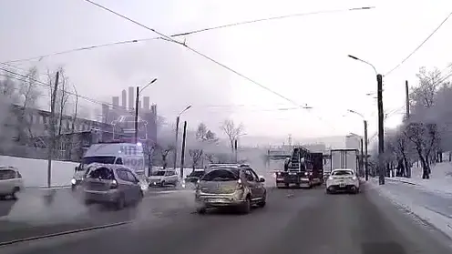 Легковушка столкнулась с машиной скорой помощи на правом берегу Красноярска